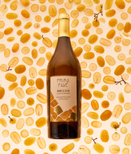 Load image into Gallery viewer, Prima Pave Bianca D&#39;or Non-Alcoholic Still Wine on artistic grape background
