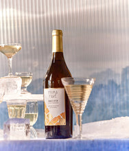 Load image into Gallery viewer, Prima Pave Bianca D&#39;or Non-Alcoholic Still Wine with glasses and ice
